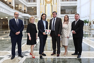 "Ваш Президент для нас - это друг". Для Лукашенко из Словакии привезли особый подарок ручной работы