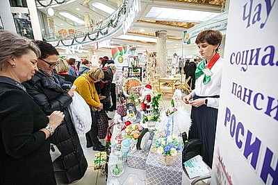 Искусство без ограничений: более 200 умельцев представили свои работы на выставке "Творения сердец" в Минске