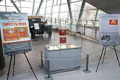 Эскизы знамени партизанской бригады "Пламя" представили в Музее истории ВОВ