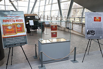 Эскизы знамени партизанской бригады "Пламя" представили в Музее истории ВОВ