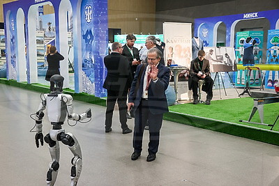 Делегаты ВНС из разных регионов страны посетили выставку "Моя Беларусь"