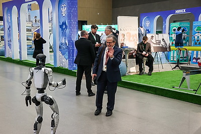 Делегаты ВНС из разных регионов страны посетили выставку "Моя Беларусь"