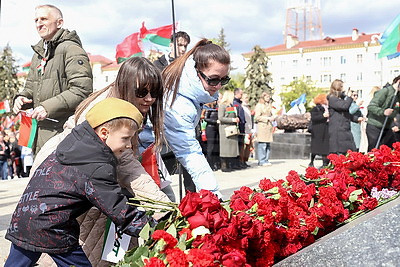 Память живет в сердцах! Народное возложение проходит на Площади Победы