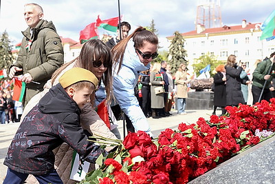 Память живет в сердцах! Народное возложение проходит на Площади Победы