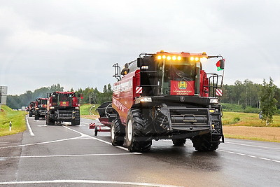 На помощь хлеборобам Витебского района прибывают комбайны из Могилевской области