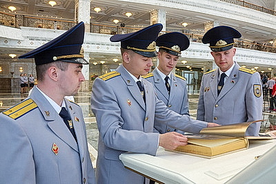 Дворец Независимости посетили сотрудники Следственного комитета