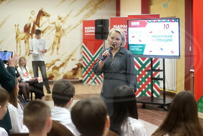 "НЕскучная НЕлекция": диалог с молодежью проходит на "Марафоне единства" в Лиде