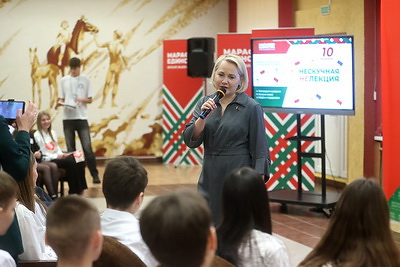 "НЕскучная НЕлекция": диалог с молодежью проходит на "Марафоне единства" в Лиде