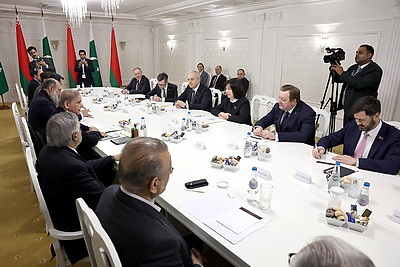Спикеры парламента провели встречу с премьер-министром Пакистана