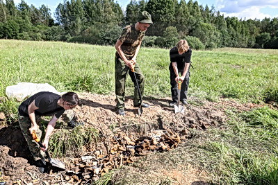 Самолет, награды. Что белорусские и российские поисковики нашли при раскопках в Витебском районе