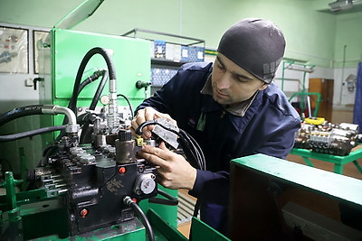 В Могилеве готовят технику к полевым работам
