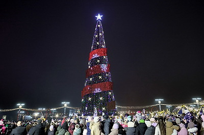 В Витебске зажгли огни на главной елке областного центра