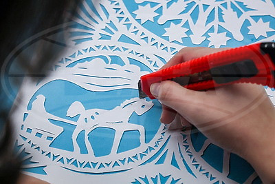 Белорусское ремесло возвращается. В Могилеве студенты колледжа осваивают вытинанку