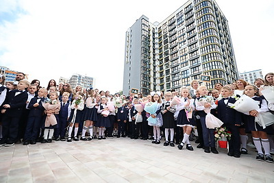 Железнодорожный класс и шикарная спортивная база. Новую школу открыли в Минске