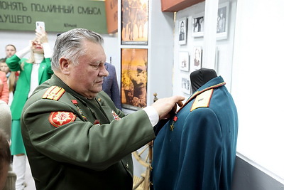 Медаль Героя Советского Союза Василия Козлова передали музею школы №122 в Минске
