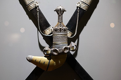 "Элегантность серебра". В Национальном художественном музее представили сокровища оманского двора