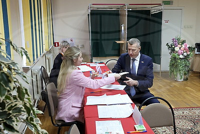 Крутой досрочно проголосовал в Минске
