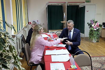 Крутой досрочно проголосовал в Минске