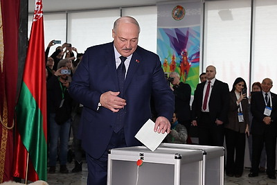 Лукашенко проголосовал на президентских выборах и провел пресс-конференцию для СМИ