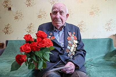 "После нас вам страну беречь". В Витебске 101-летний ветеран принимал поздравления с Днем Победы