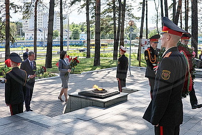 Делегация Совета Республики возложила цветы к мемориальному комплексу "Масюковщина"