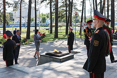 Делегация Совета Республики возложила цветы к мемориальному комплексу "Масюковщина"
