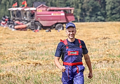 Экипажи со спасателями убирают урожай в Рогачевском районе