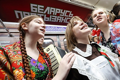 "И все о той весне". Патриотическая молодежная акция прошла в Минском метрополитене