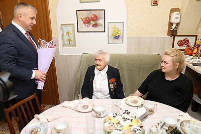Сотая весна с верой и любовью в сердце. В Гомеле участница ВОВ принимала поздравления с 8 Марта