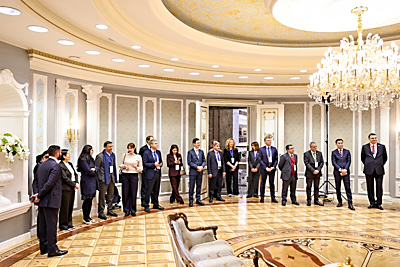 Главы делегаций ЕАГ посетили Дворец Независимости