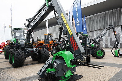 Новинки техники, деревянные дома и дары леса. Выставка "Лесдревтех" стартовала в Минске