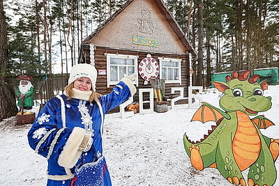 Квесты, игры, подарки. Как дети проводят праздники в резиденции Снегурочки в Городке