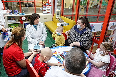 В ожидании новогоднего чуда. Кочанова поздравила юных пациентов РНПЦ детской онкологии