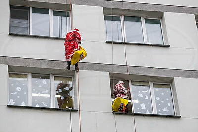 "Мама, смотри!" В окна к пациентам РНПЦ детской хирургии постучались Деды Морозы-альпинисты