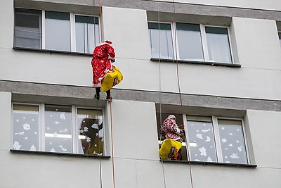"Мама, смотри!" В окна к пациентам РНПЦ детской хирургии постучались Деды Морозы-альпинисты