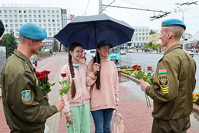 Витебские десантники на улицах города вручили женщинам цветы