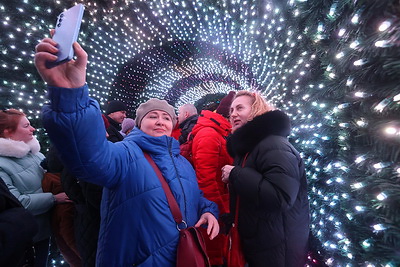 В танце и с зажигательными песнями минчане встретили первый день нового года