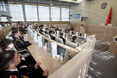 Кочанова провела встречу с учащимися Специализированного лицея МВД