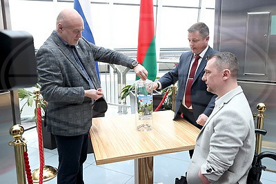 В Национальном аэропорту Минск установили колбу для сбора монет на памятник героям ВОВ