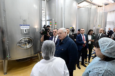 Лукашенко посетил производство сыров и пекарню в Копыси