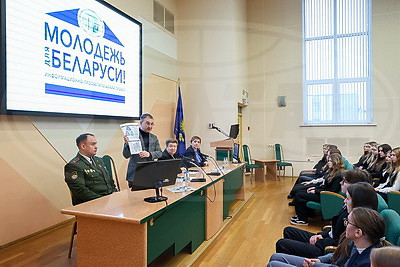 Прямой разговор о будущем: эксперты и депутаты разъясняют молодежи, как решения ВНС касаются каждого