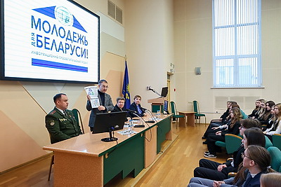 Прямой разговор о будущем: эксперты и депутаты разъясняют молодежи, как решения ВНС касаются каждого