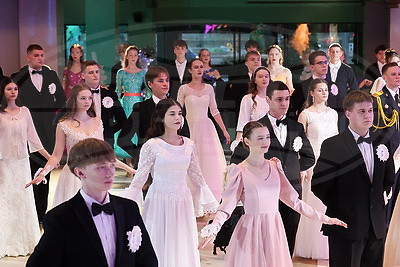 "Девочки - как принцессы, мальчики - как принцы". В Могилеве прошел новогодний бал для талантливой молодежи