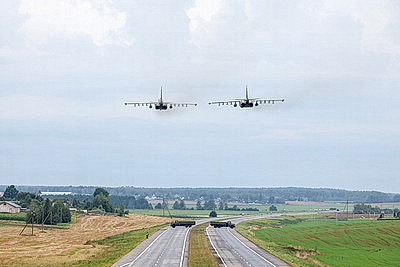 На учении "Запад-2025" военные самолеты посадили на автомобильную дорогу