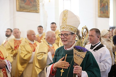 С букетом васильков в руках. Клаудио Гуджеротти возглавил литургию в брестском костеле Воздвижения Святого Креста