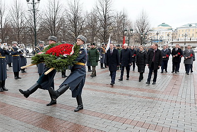 Премьер-министр Беларуси возложил венок к Могиле Неизвестного Солдата в Москве