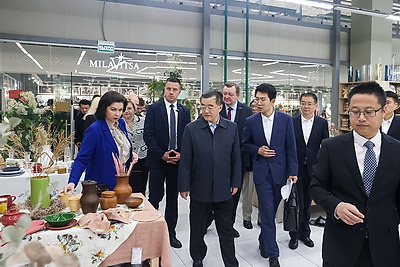 Парламентская делегация КНР посетила "Першы нацыянальны гандлёвы дом", Музей истории ВОВ и "Великий камень"
