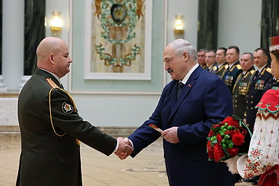 Лукашенко вручил государственные награды и погоны высшему офицерскому составу