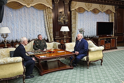 Лукашенко провел встречу с министром обороны России