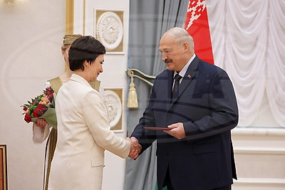 Лукашенко вручил дипломы доктора наук и аттестаты профессора